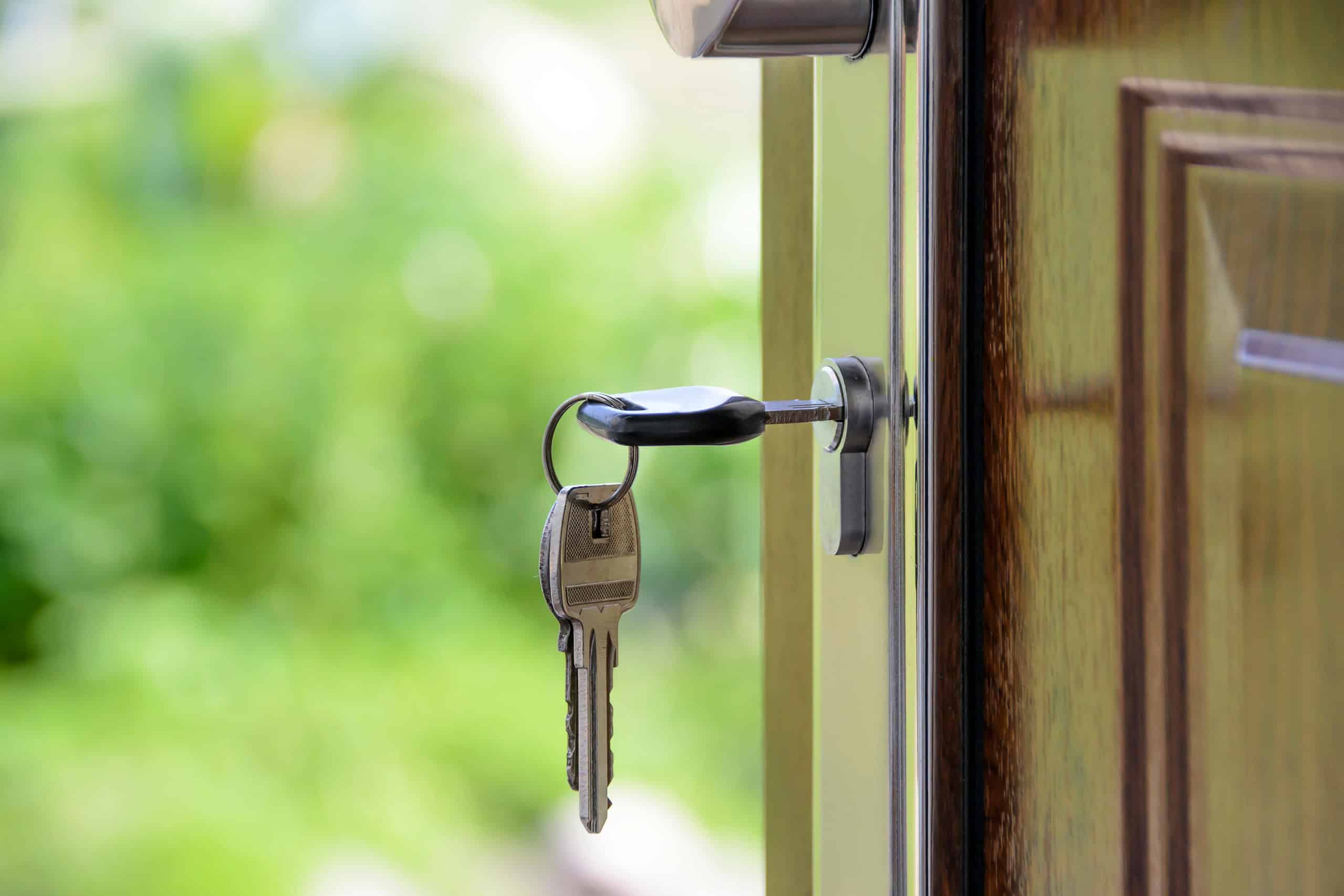 Huissleutel in open deur